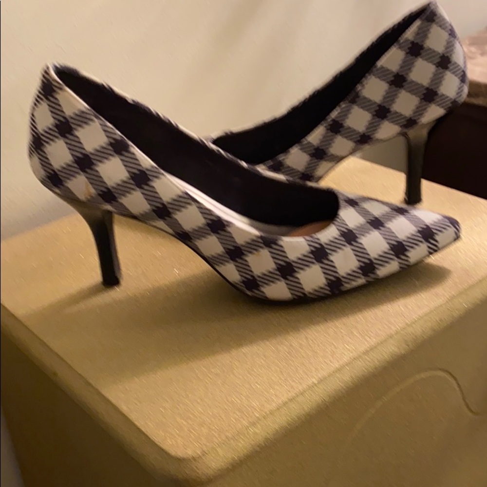 Black and white Pumps